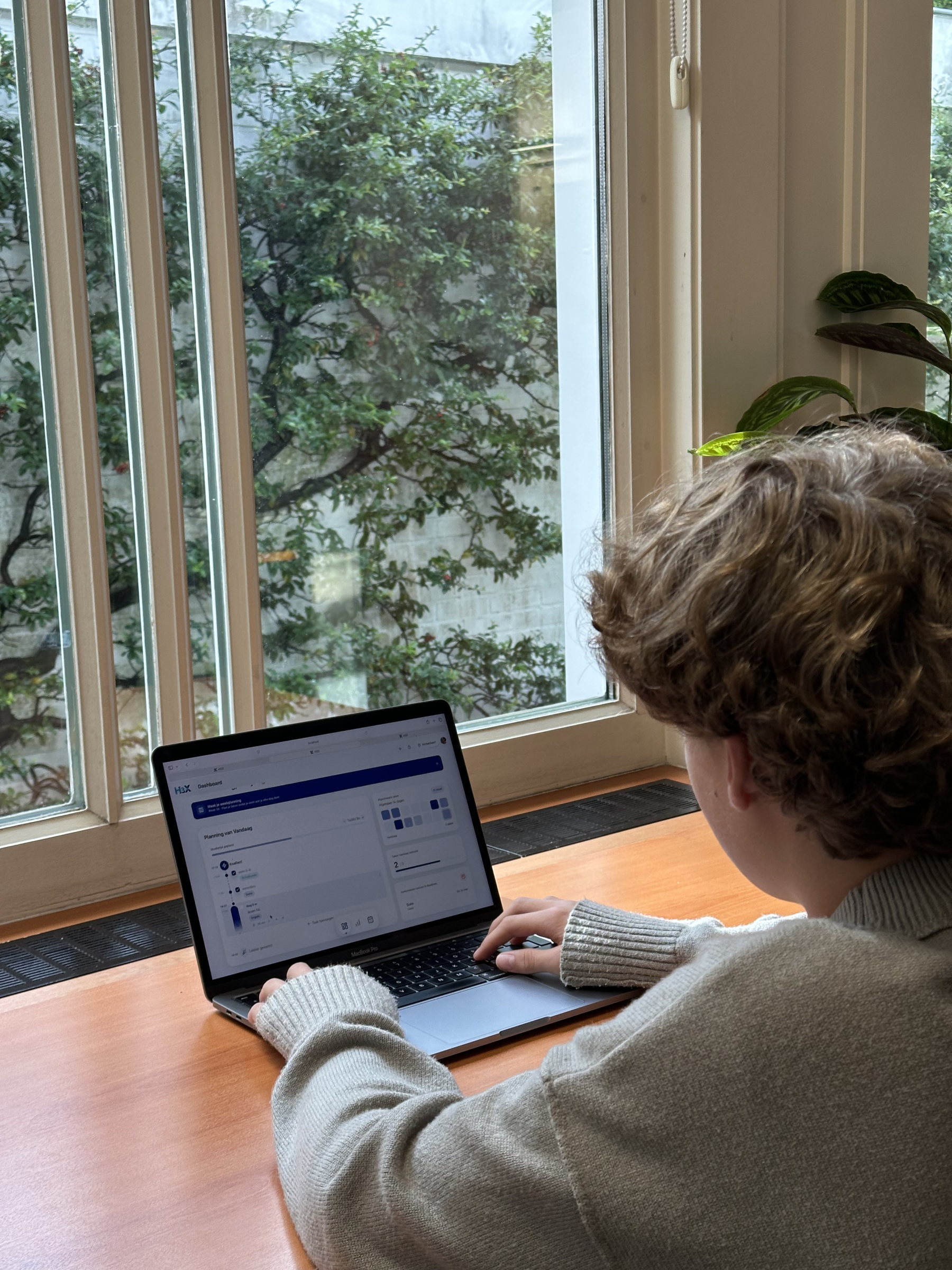 Leerling maakt de H3X-dagplanning op een laptop