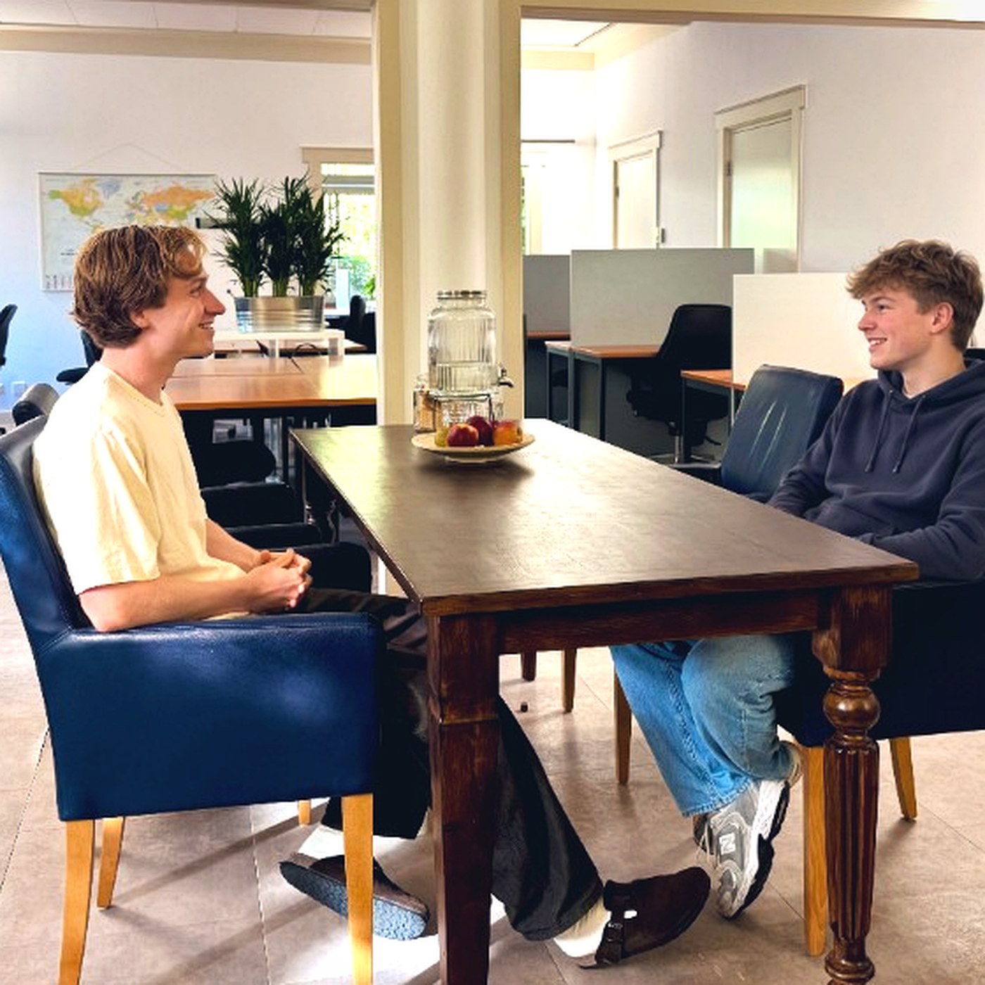 Begeleider en leerling in gesprek tijdens de evaluatie bij H3X