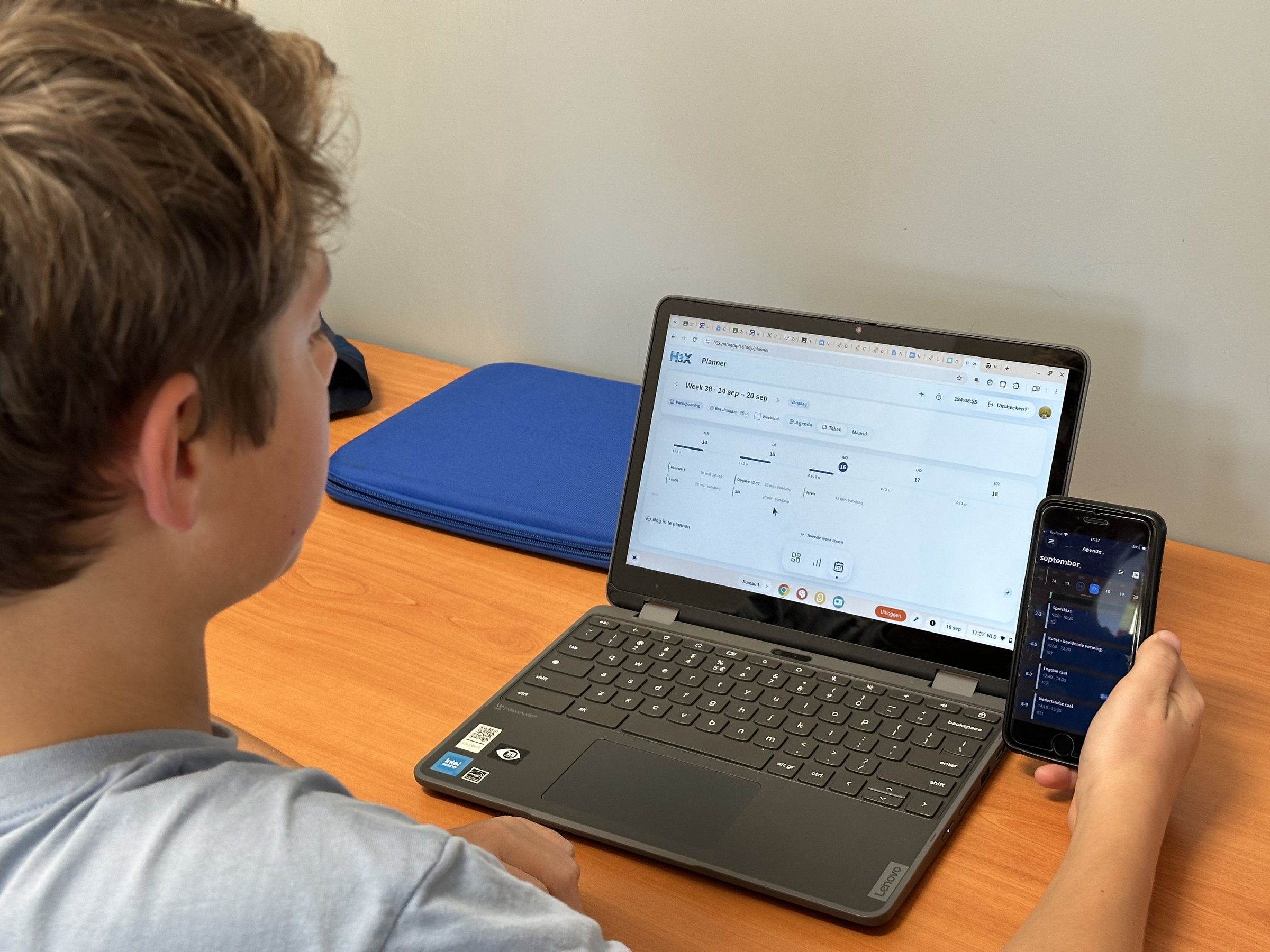 Leerling bekijkt de H3X-weekplanning op laptop en telefoon